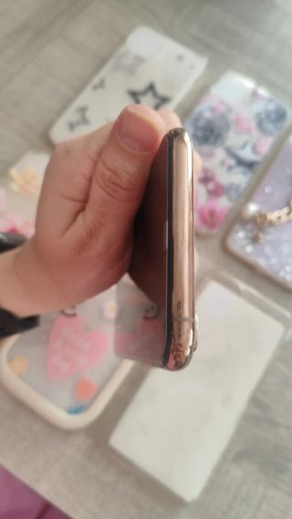 IPhone 11 Pro Max con fundas y Earpods nuevos