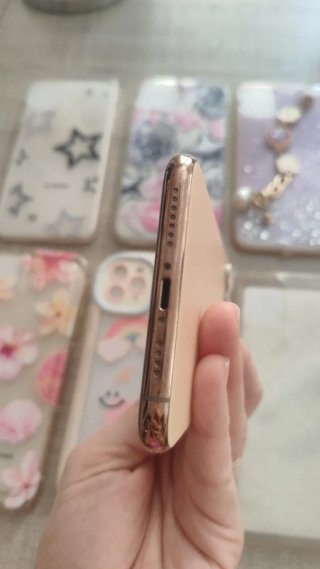 IPhone 11 Pro Max con fundas y Earpods nuevos