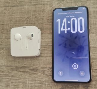 IPhone 11 Pro Max con fundas y Earpods nuevos