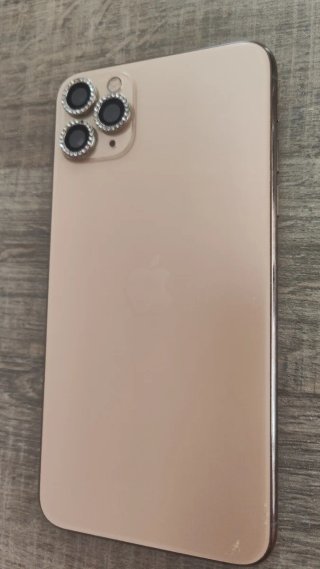 IPhone 11 Pro Max con fundas y Earpods nuevos