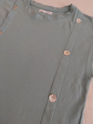 Camiseta sin mangas azul con botones