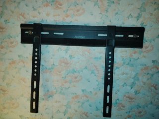 Televisión TCL 32 Negra y soporte pared y mando