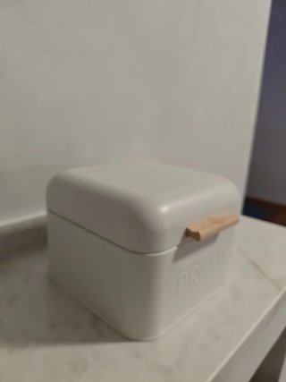 Panera de metal blanca con asa de madera