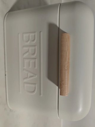 Panera de metal blanca con asa de madera