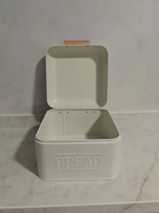 Panera de metal blanca con asa de madera