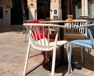 24 Sillas Plástico Cafetería Rojas y Blancas