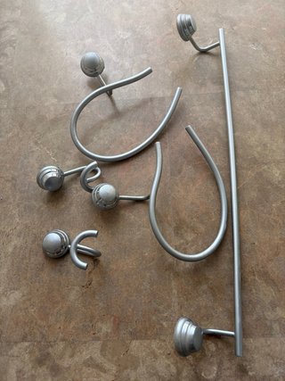 3 toalleros y 2 perchas baño metal