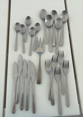 Cubertería de metal plateada