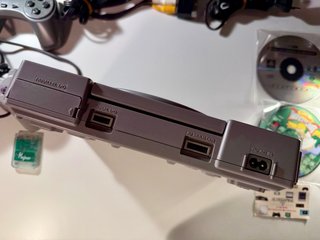 PlayStation 1 con 2 controller e 2 giochi