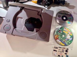 PlayStation 1 con 2 controller e 2 giochi