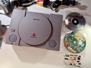 PlayStation 1 con 2 controller e 2 giochi