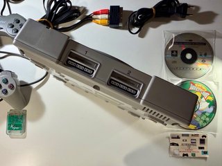 PlayStation 1 con 2 controller e 2 giochi
