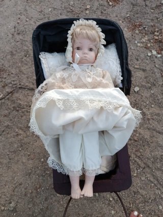Cochecito antiguo con muñeca, seda y puntillas ant