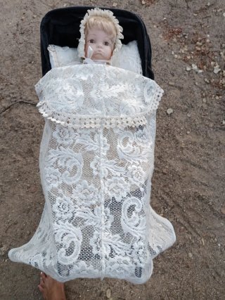 Cochecito antiguo con muñeca, seda y puntillas ant