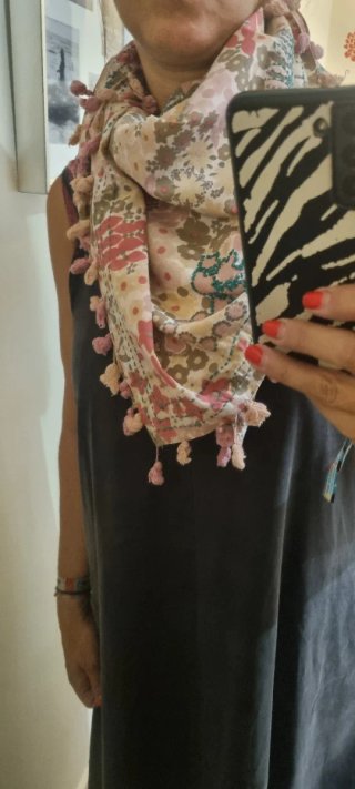 Pañuelo estampado floral con pompones