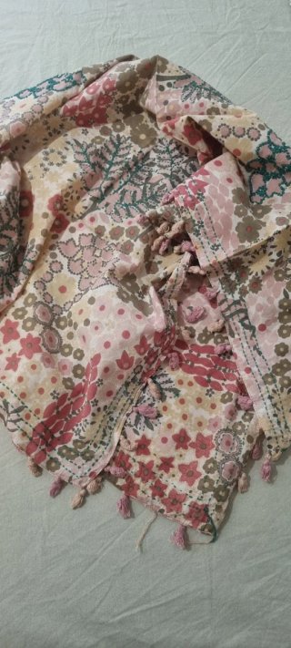 Pañuelo estampado floral con pompones
