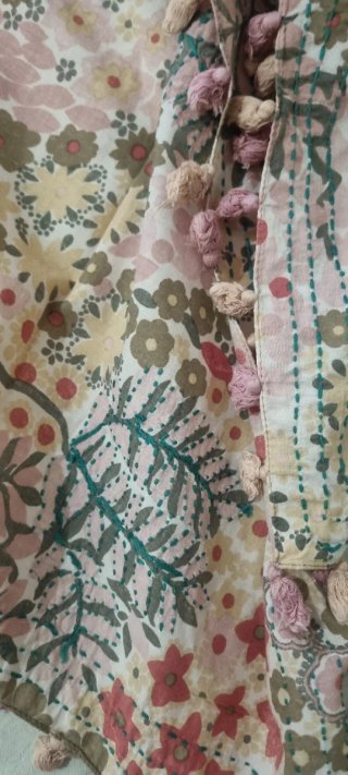 Pañuelo estampado floral con pompones