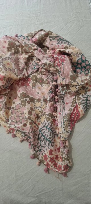 Pañuelo estampado floral con pompones