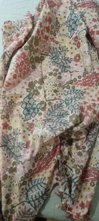 Pañuelo estampado floral con pompones