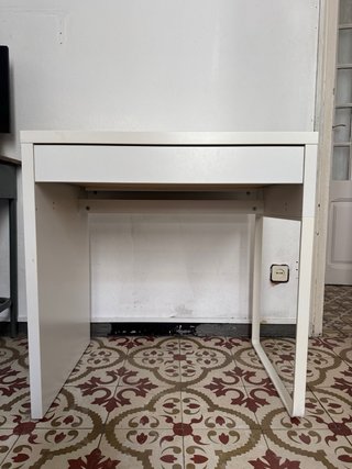 Escritorio blanco moderno con cajón