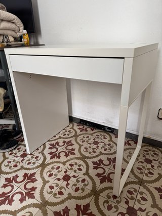 Escritorio blanco moderno con cajón