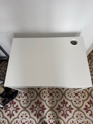 Escritorio blanco moderno con cajón