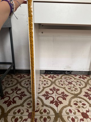 Escritorio blanco moderno con cajón