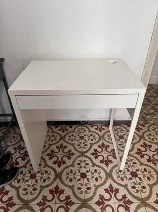 Escritorio blanco moderno con cajón