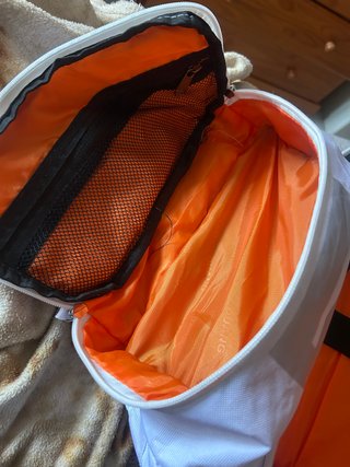 Bolso grande blanco con interior naranja