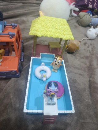 Casa Bluey con muñecos y coche