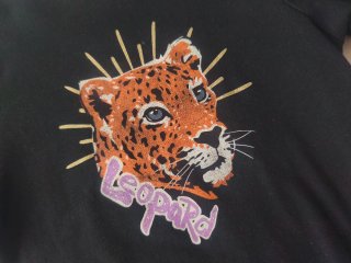 Sudadera negra con estampado de leopardo T8