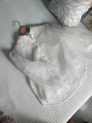 Camisa blanca con lunares