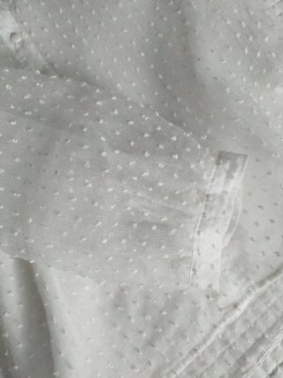 Camisa blanca con lunares