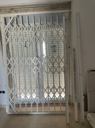 Reja de tijera blanca con cierre de seguridad