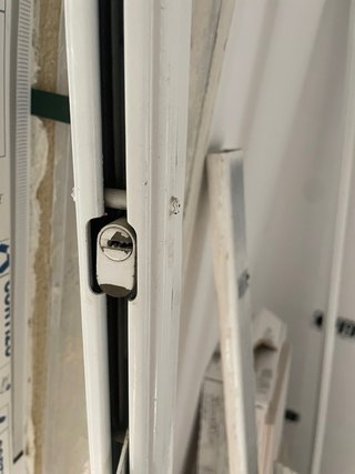 Reja de tijera blanca con cierre de seguridad