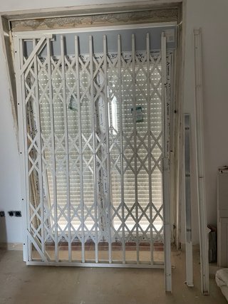 Reja de tijera blanca con cierre de seguridad