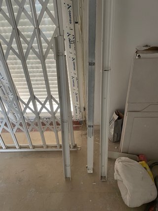 Reja de tijera blanca con cierre de seguridad