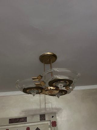 Lámpara de salón dorada y transparente