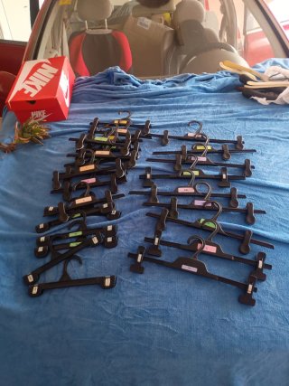 Perchas de plástico para ropa de adulto