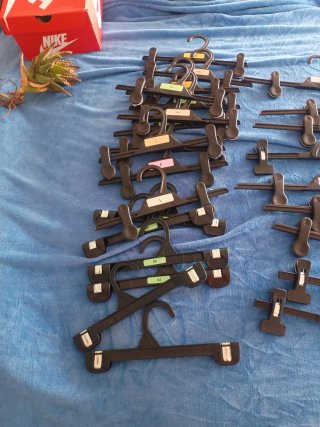 Perchas de plástico para ropa de adulto