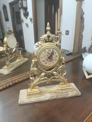 Reloj de sobremesa dorado estilo antiguo