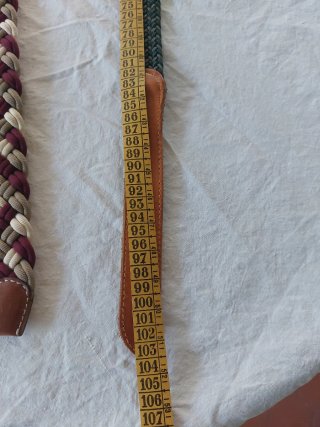 Cinturones trenzados de cuero y tela flexibles.
