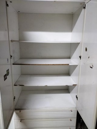 Armario blanco con espejo