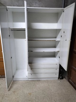Armario blanco con espejo