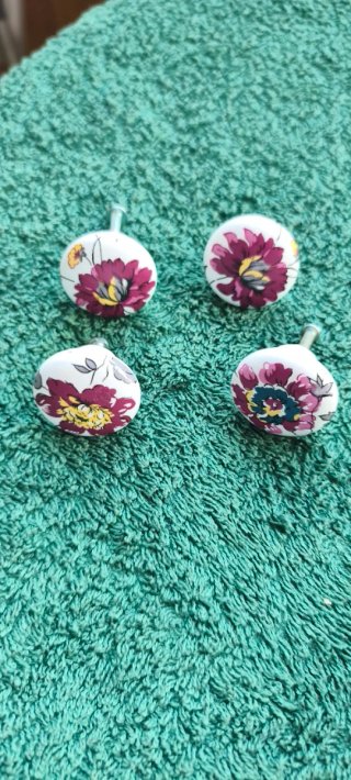 Perchas, pomos y portarrollos baño florales