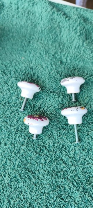 Perchas, pomos y portarrollos baño florales