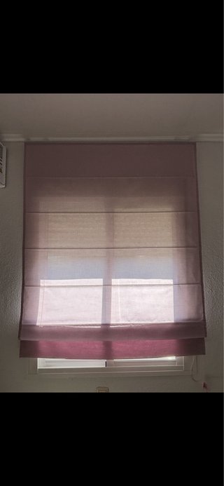Estor plegable de tela rosa para ventana