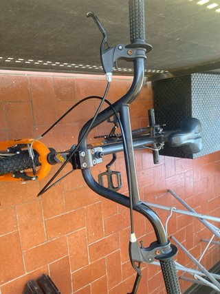 Bicicleta BMX Negra y Naranja