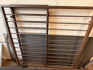 2 rejas metálicas lacadas al horno