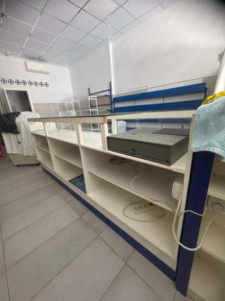 Mostrador comercial 260 cm con vitrina de cristal